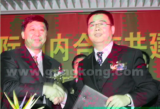 王海濱先生與南京工程學(xué)院院長陳小虎先生簽訂合作協(xié)議