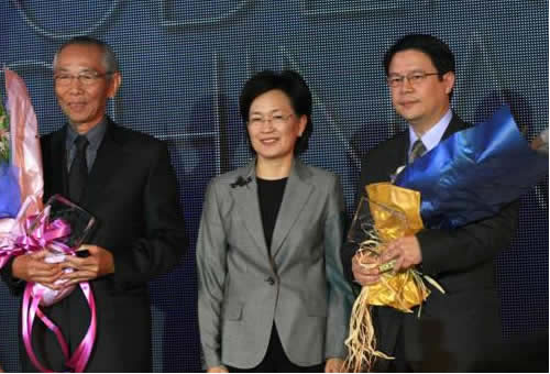 左起為：巨大集團董事長劉金標先生（得獎嘉賓）、天下遠見文化事業(yè)群總編輯王力行女士（頒獎嘉賓）、臺達電子集團達創(chuàng)科技總裁鄭安先生（得獎嘉賓）
