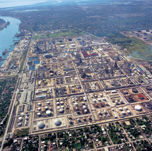 在madero，8平方公里的地區(qū)，每年加工原油8百余萬噸